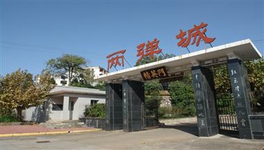 鐵騎力(li)士重(zhong)裝(zhuang)兩彈城(cheng) 央視追蹤尋訪基地